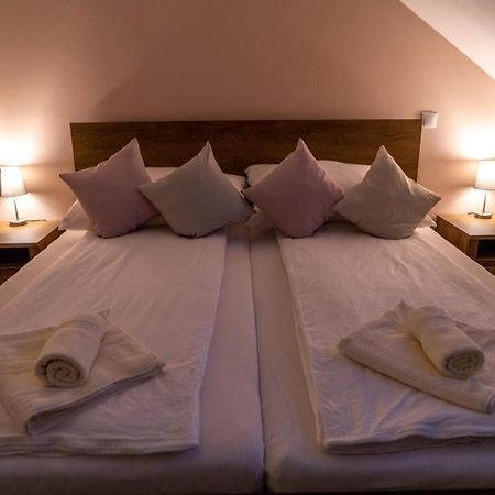 Rozsa Etterem & Panzio Bed & Breakfast Pecs Exterior photo